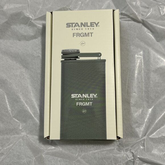 🔥The Stanley and FRGMT Classic Flask 8 OZ Hammertone Green BNWT SEALED🔥🔥 - Picture 1 of 2